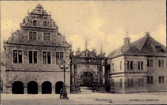 Postcard Bückeburg in the district of Schaumburg, castle, gate, court chamber