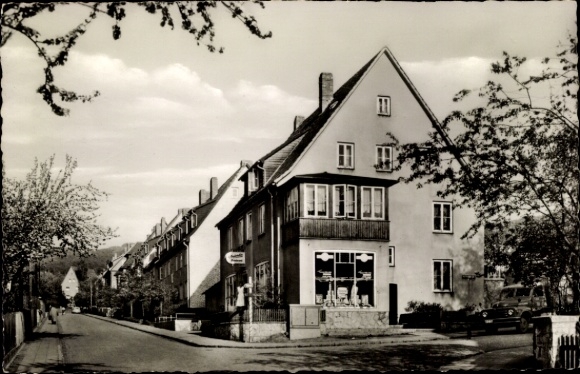 Ak Bad Salzdetfurth in Niedersachsen, Haus an der Straße, Bäume, 2-3 Geschosse, Fenster, Autofahr
