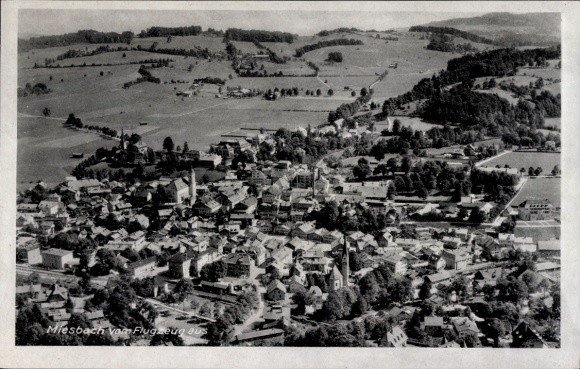 Ak Miesbach in Oberbayern, Luftaufnahme von  Landschaft, Gebäude, Kirche