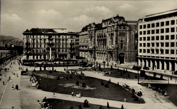 KP Budapest Węgry, Mołotow-tér, budynki, park, ludzie, drzewa