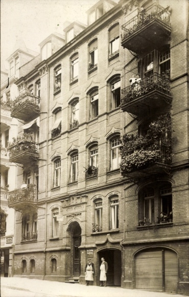 Foto Ak Wesel am Niederrhein, Wohnhaus mit Balkonen, Anwohner, Geschäft