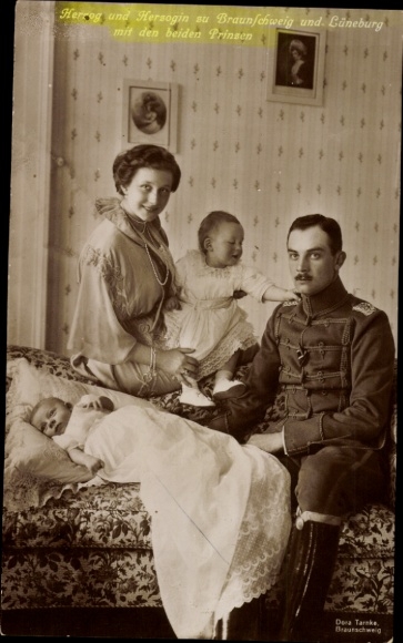 Ak Ernst August zu Braunschweig und Lüneburg, Herzogin Viktoria Luise, Erbprinz, Prinz Georg Wilhelm