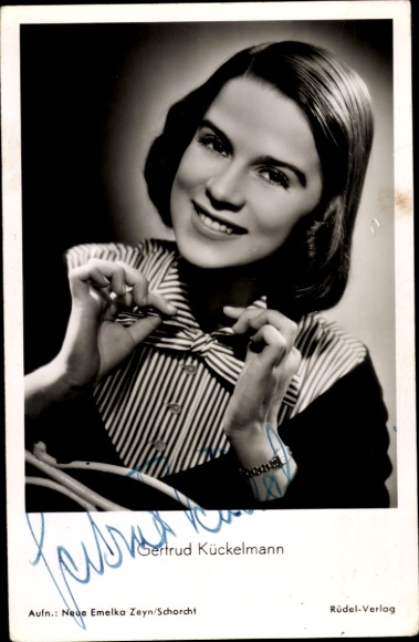 Postcard actress Gertrud Kückelmann, portrait, autograph, the chaplain of San Lorenzo