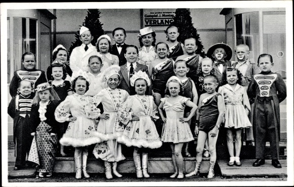 Postcard CH Schäfers, Circus-Stadt Liliput, group photo