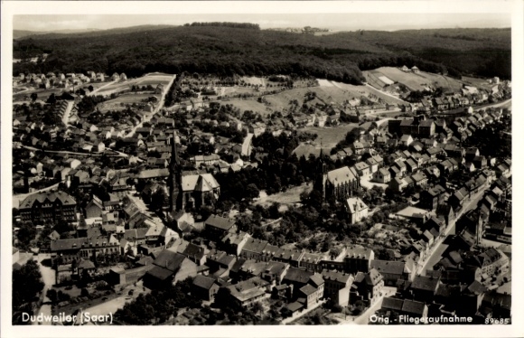 Ak Dudweiler Saarbrücken im Saarland, Luftaufnahme von Dudweiler, Kirche, Häuser, Berge, Wald