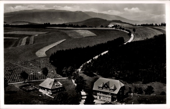 Ak Furtwangen im Schwarzwald, Fliegeraufnahme, Kurhotel Goldener Rabe