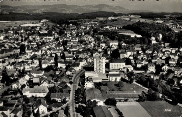 Kanton KP Uster w Zurychu, widok z lotu ptaka na wiele domów, centralny plac, krajobrazy w tle