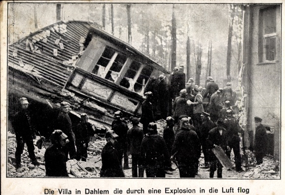 PC Berlin Zehlendorf Dahlem, villa blown up by an explosion, firefighters