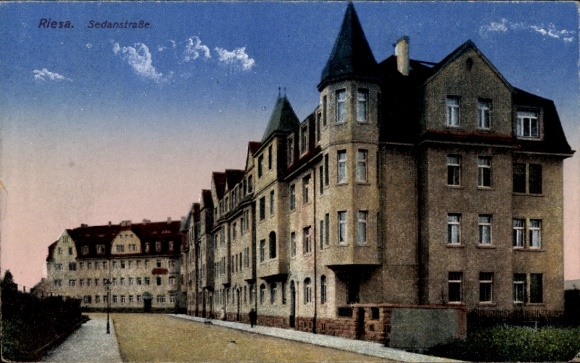 Ak Riesa an der Elbe Sachsen,  Sedanstraße, mehrstöckige Gebäude, Straßenansicht