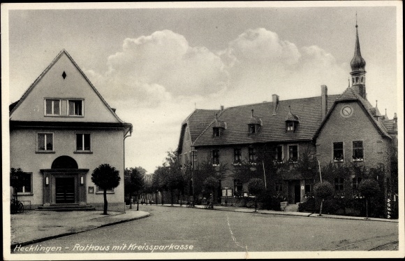 Postcard Hecklingen in Anhalt, town hall, district savings bank