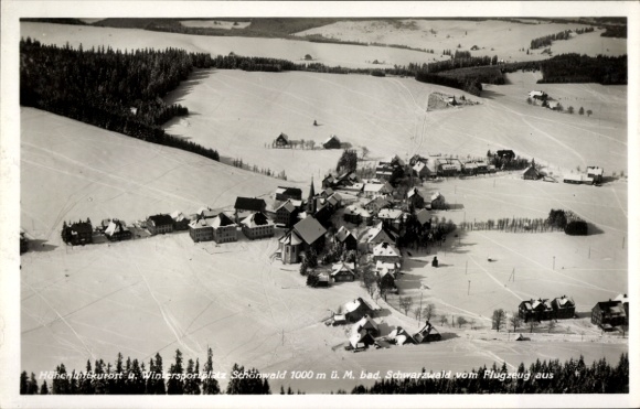 Ak Schönwald im Schwarzwald, Luftaufnahme, Wintersportplatz, verschneite Landschaft, Kirche, Gebä
