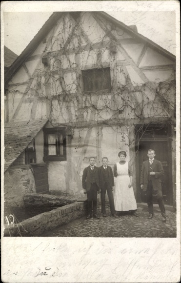Photo Postcard Weimar on the Lahn Hesse, family in front of a residential building