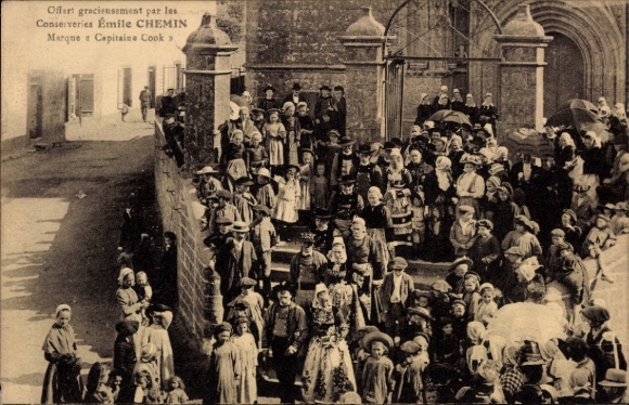 Ansichtkaart Ploaré Finistère, Défilé du Cortège d'une Noce Bretonne, groep in klederdracht, kerk