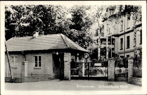 Ak Birkenwerder an der Nordbahn, Eingang zur Orthopädischen Klinik, Gebäude mit Zaun, Bäume im Hi