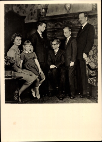 Postcard Prince Franz Josef II. von und zu Liechtenstein with princess and children