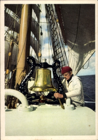 Ak Seemann auf einem Segelschiff, Schiffsglocke