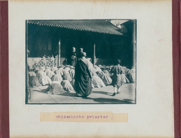 Photo China, Boxer Rebellion, around 1900, Chinese priests, back: Apia Samoa