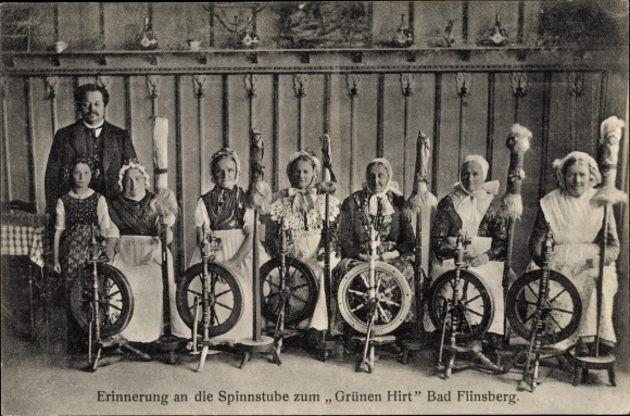 Postcard Świeradów Zdrój Bad Flinsberg Schlesien, Spinning room to the Grünen Hirt, costumes, spinning wheels