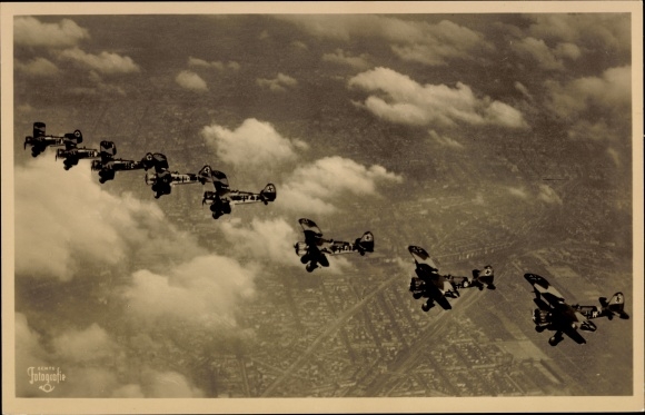 Postcard Deutsche Luftwaffe, dive combat single-seater Henschel Hs 123 A-1 during air drills, squadron 165