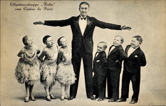 Postcard Lilliputian troupe Katia from the Casino de Paris