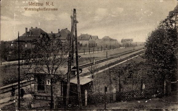 Ak Welzow in der Niederlausitz, Brikett-Fabrik Werminghoff, Werminghoffstraße, Bahnanlagen