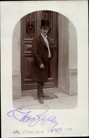 Photo Postcard Man in cylinder in front of the door, portrait, coat, suit