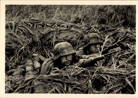 Postcard German Waffen SS, In the foxhole
