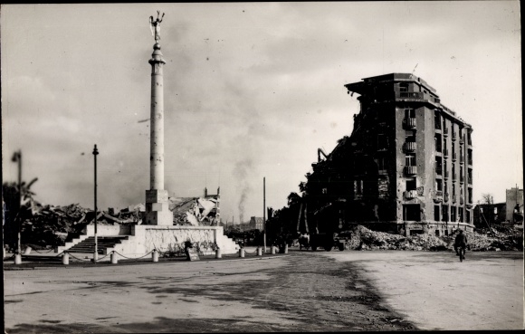 Ak Caen Calvados, Monument aux Morts, Hotel Malherbe, Kriegszerstörung II. WK