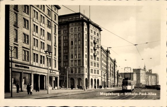 Postcard Magdeburg on the Elbe, Wilhelm Pieck Allee, tram