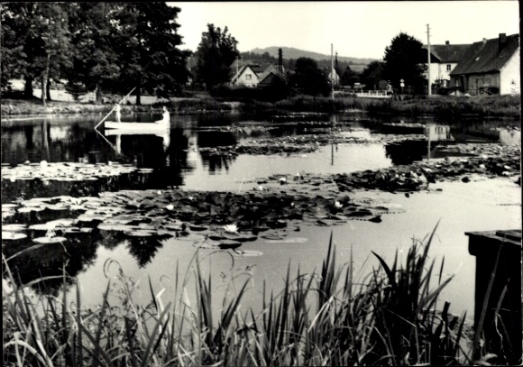 Ak Cunewalde in Oberlausitz, Zwarte Meer, boot, waterlelies, omliggende huizen, rustig platteland...