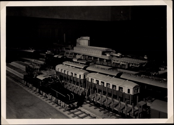 Photo model railway, train station, railway facilities, passenger carriages
