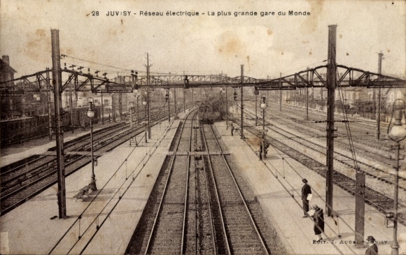 Ak Juvisy Essonne, Riesige Gleisanlage, elektrisches Netz, Bahnhof, Menschen