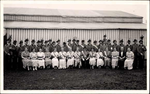 Photo Postcard Maaslingen Petershagen an der Weser, shooting festival 1954?, group photo, festival company