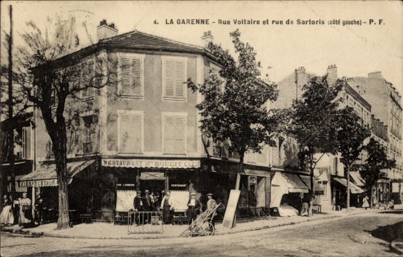 Postcard La Garenne Colombes Hauts de Seine, 4th Rue Voltaire and Rue de Sartoris, cafe, building