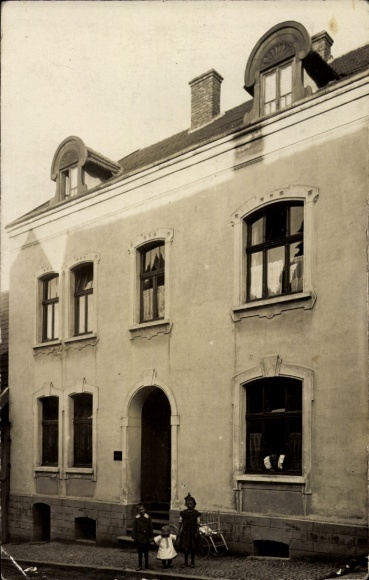 foto Ak Büren in Westfalen, woongebouw, bewoners, kinderen voor het huis