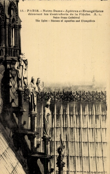 CPA Paris IV, Cathédrale Notre-Dame, Apôtres et Evangélistes decorant les Contreforts de la Flêche