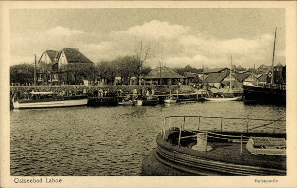 Postcard Ostseebad Laboe, Ostseebad Halenpartie, boats on the water, gathering of people