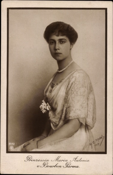 Postcard Princess Maria Antonia of Bourbon Parma, seated portrait, NPG 6162