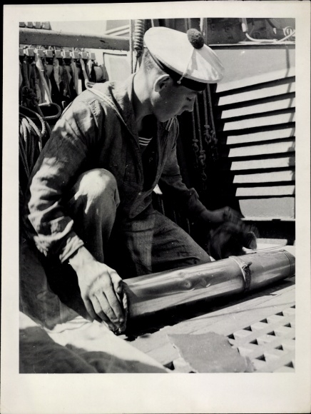 Foto Französisches? Kriegsschiff, Marinesoldat, Patrone