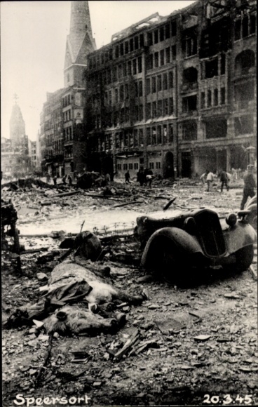 zdjęcie KP Hamburg Mitte Altstadt, Speersort, ulica w ruinach, zwłoki konia, zniszczenia wojenne 1945