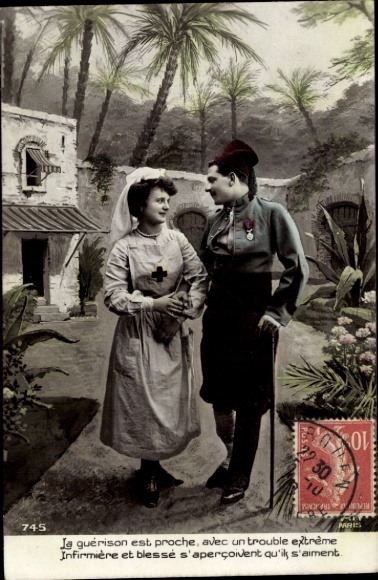 Postcard Nurse with a wounded French soldier