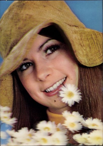 3D Postcard Young woman with hat, daisies