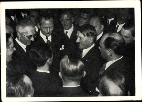 Collective picture men and events of our time Picture 224, Hitler in conversation with journalists