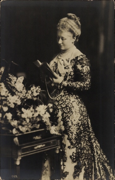 Postcard Empress Auguste Viktoria with book, standing portrait