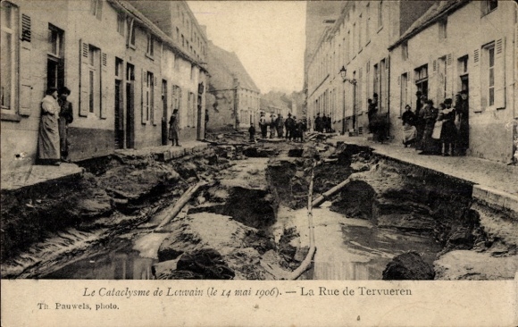 Postcard Louvain Leuven Flemish Brabant, disaster in the street of Tervuren, people on the street,