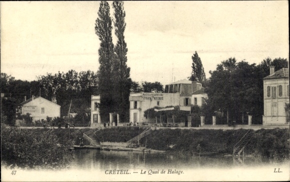 Postcard Créteil Val de Marne, Le Quai de Halage, a river with a promenade, trees, buildings