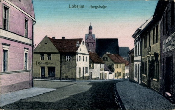 Ak Löbejün im Saalekreis, Löbejün Burgstraße,  Häuser, Straße, Kirchturm