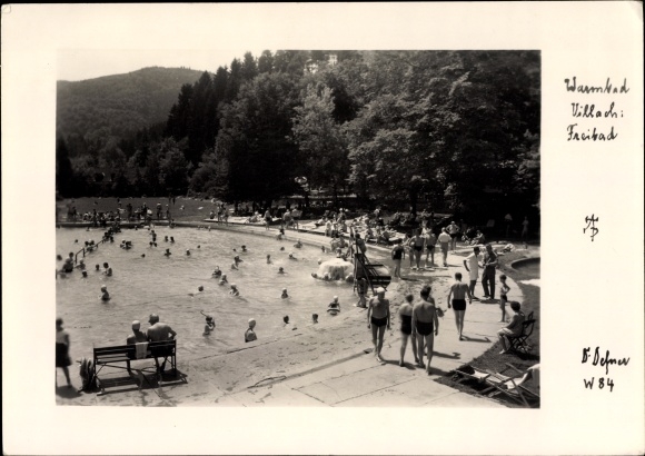 Ak Villach in Kärnten Österreich, Partie am Warmbad, Freibad, Badegäste, Schwimmbecken, Liegewiese