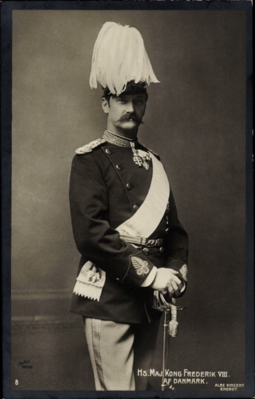Postcard King Frederik VIII of Denmark, portrait in uniform