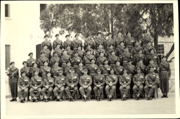Foto Ak Darna Derna Libyen, Gruppenfoto, Britische Armee, RAF, Gruppenbild in Uniform